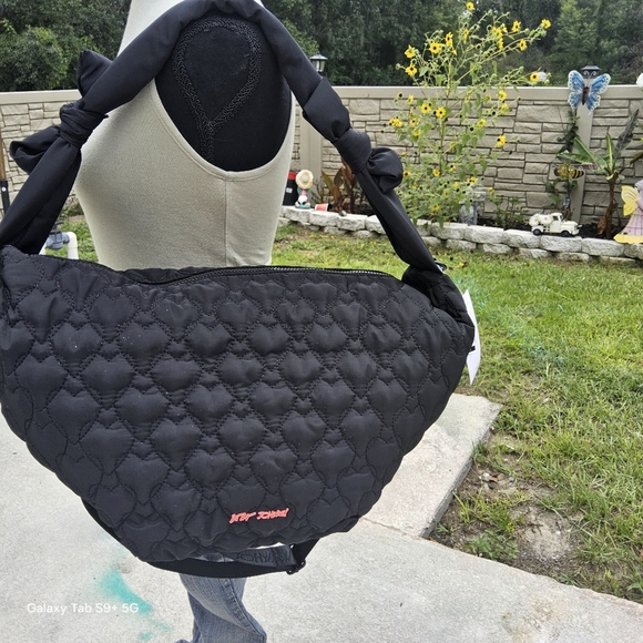 BETSEY JOHNSON BLACK NYLON QUILTED HEARTS XLARGE SLING BAG w/BOWS - Picture 2 of 12